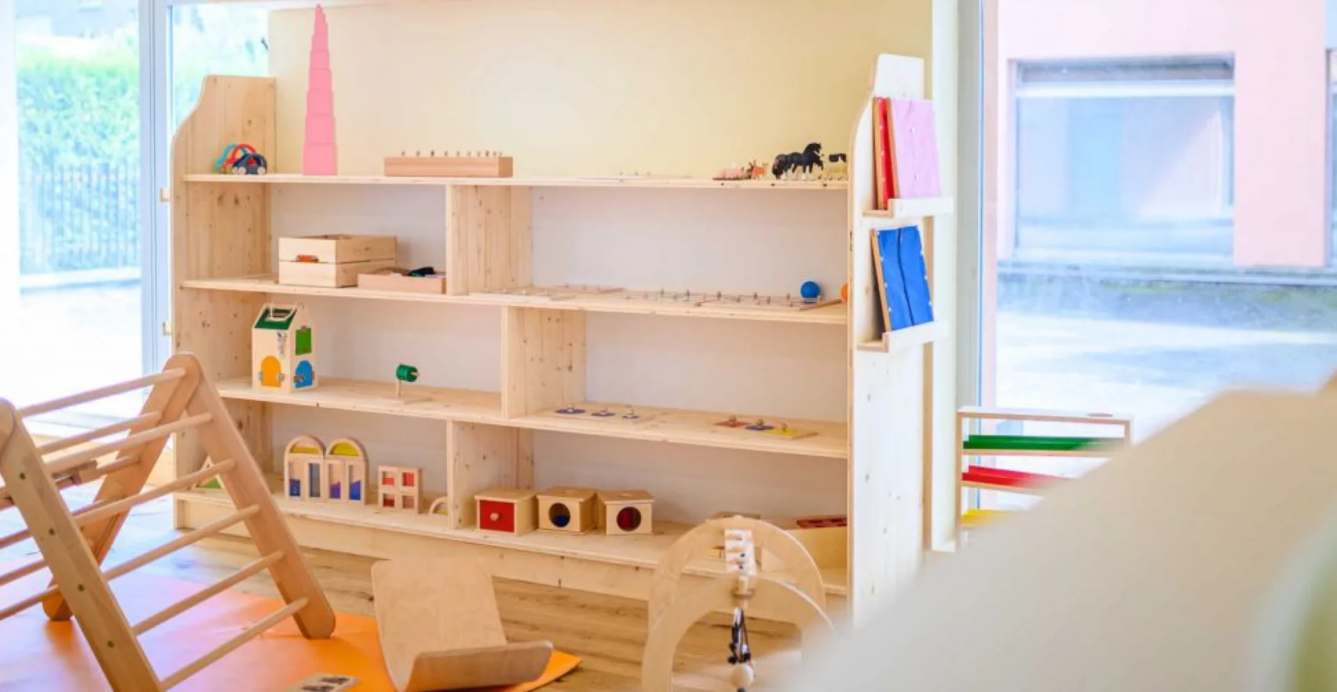 Mobilier de crèche en bois : étagères basses et jeux de motricité