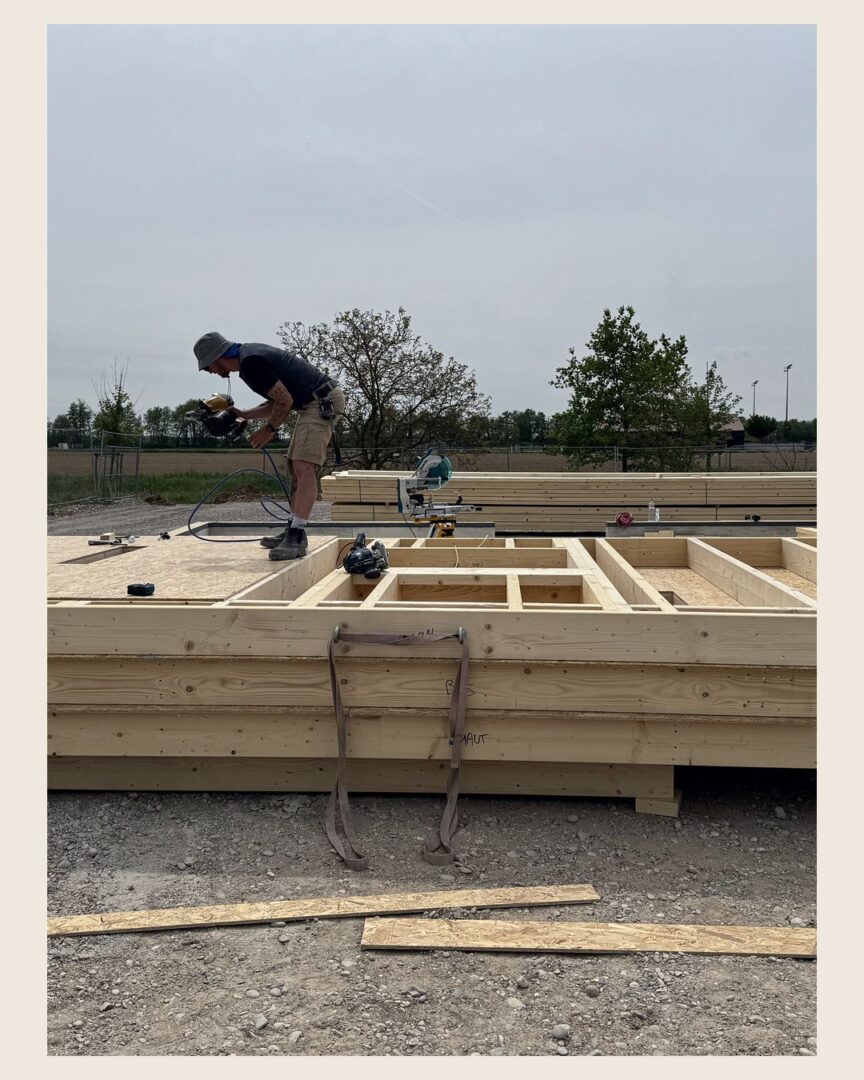 Chantier de l’atelier Destribois à Zellwiller : montage des murs à ossature bois (photo 2 sur 5)