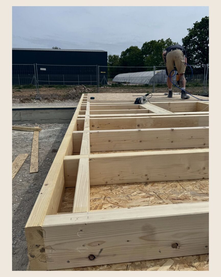Chantier de l’atelier Destribois à Zellwiller : montage des murs à ossature bois (photo 3 sur 5)