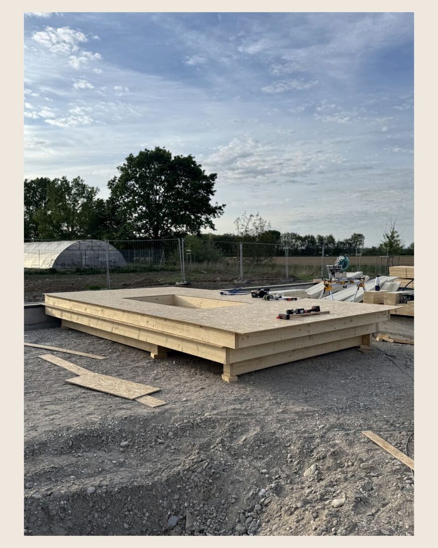 Chantier de l’atelier Destribois à Zellwiller : montage des murs à ossature bois (photo 4 sur 5)